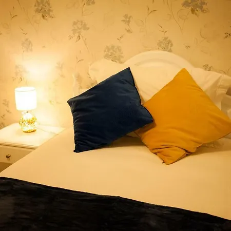 Lovelystay - The Golden & Blue House