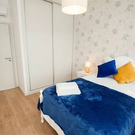 Lovelystay - The Golden & Blue House *